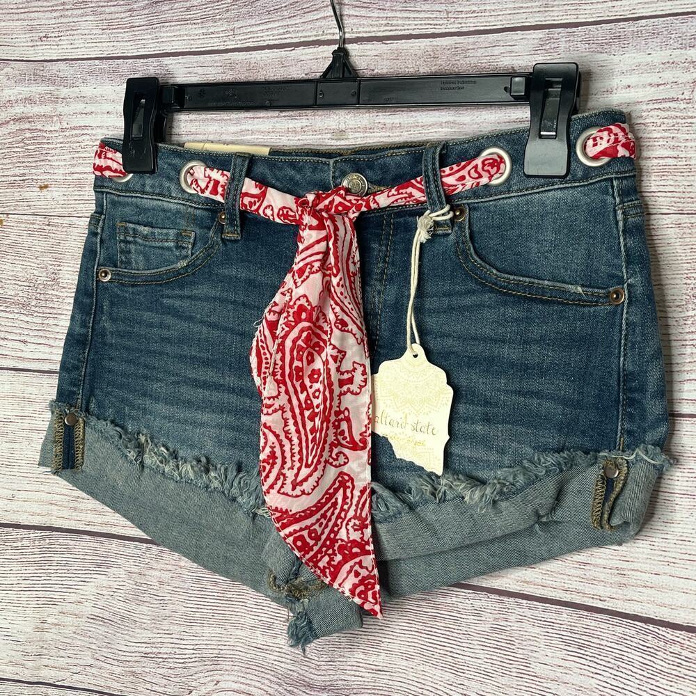 Altar'd State Marlo Button Fly Bandana Belt Distressed Denim Shorts Size 26 New - Picture 7 of 10